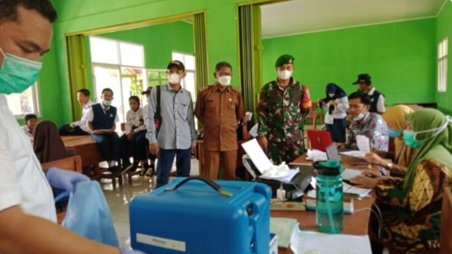Babinsa 402-12/Pemulutan, Lakukan Pendampingan Vaksinasi di PKM Sungai Lebung Kec. Pemulutan Selatan
