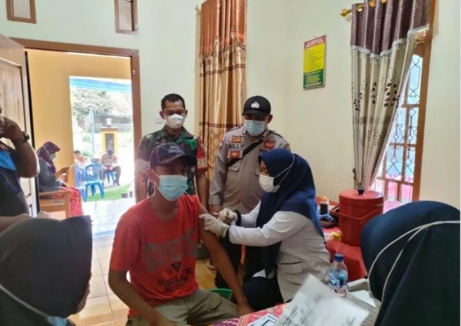 Tingkatkan Capai Vaksin akhir Tahun, Babinsa 409-12/Mesuji Lakukan Pendampingan Vaksinasi bersama Tim Vaksinator PKM