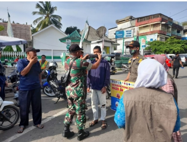 Babinsa Koramil 02/Peninjauan Intensifkan Patroli Prokes PPKM Level 2