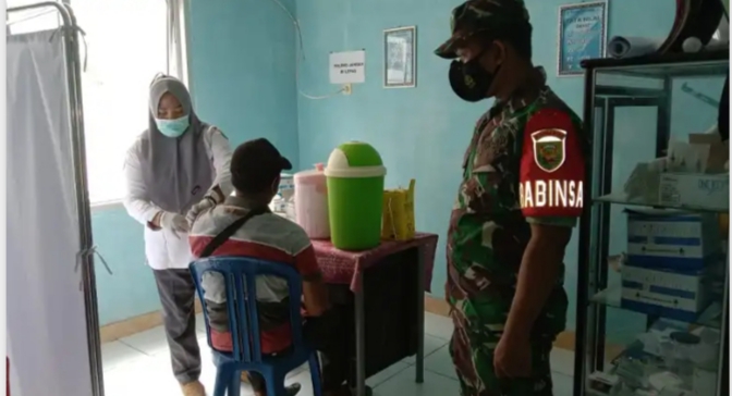 Sukseskan Vaksin, Serka Tri Pendampingan Vaksin di PKM Sungai Menang