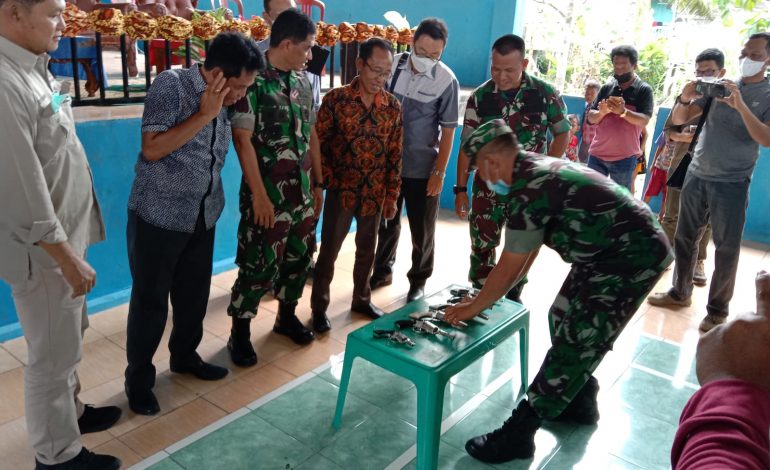 Tinjau Serbuan Vaksinasi dan  Penyerahan Senjata Api Rakitan kepada Danrem 044/Gapo