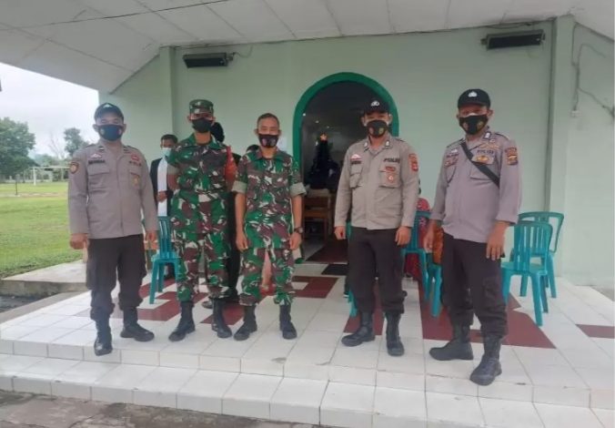 Babinsa Koramil 404-01 Gelumbang, Bantu Amankan Gereja GPIB Karunia Karang Endah