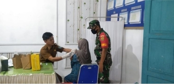 Babinsa Koramil 09/Muaradua Kisam Dampingi Serbuan Vaksin