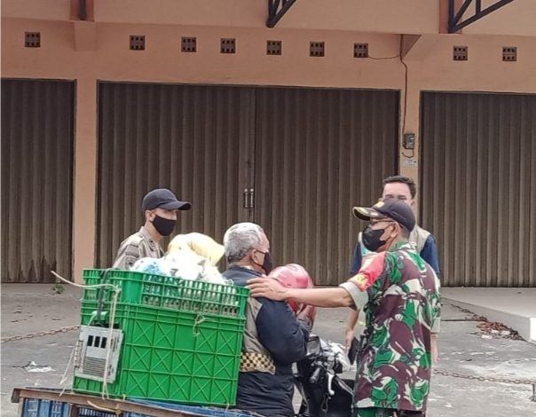 Babinsa Koramil 13 Lubuk Batang Ikuti Operasi Gabungan PPKM Mikro Cegah Covid-19