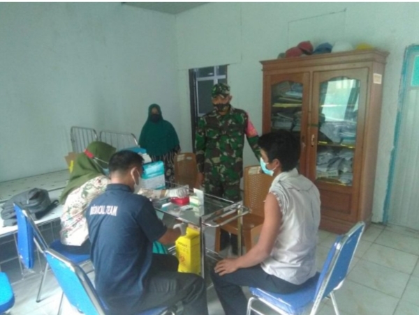 Babinsa Koramil 10/Banding Agung Pengawasan Vaksinasi Terhadap Masyarakat