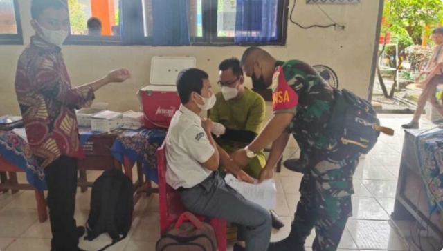 Babinsa Koramil 402-10/Kayuagung, Lakukan Pendampingan kepada Siswa/i SMKN 1 Kayuagung untuk di Vaksin
