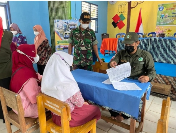 Babinsa Koramil 03/Martapura Pantau Vaksinasi Anak Usia 6-11 Tahun di SDN 1 Batumarta Unit 7