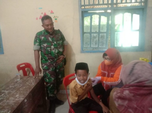 Tinjau Vaksinasi Pelajar, Danramil 05/Buay Madang Beri Motivasi