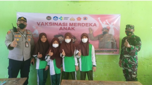 Babinsa Koramil 03/Martapura Bantu Anak SDN 3 Martapura Terima Vaksin di Ruang Kelas