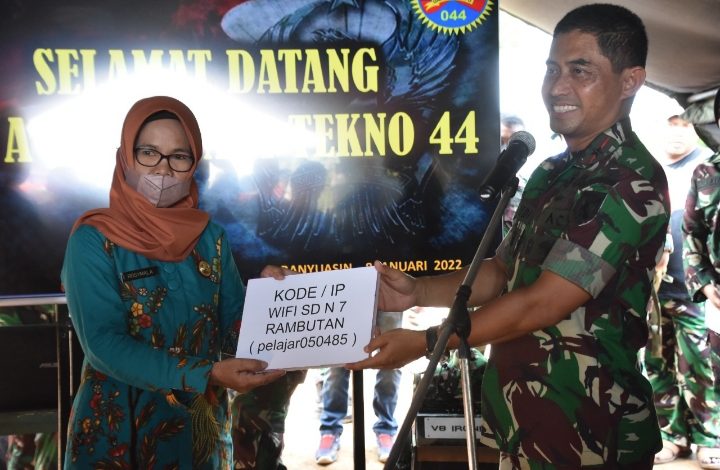 Bersama Bupati Banyuasin, Danrem 044/Gapo Panen Perdana Sayuran di Agrowisata Tekno 44 dan launching Wifi Gratis