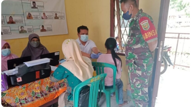 Tak kenal lelah, Babinsa Koramil 402-12/Pemulutan, Terus Lakukan Pendampigan Vaksinasi di PKM Sungai Lebung