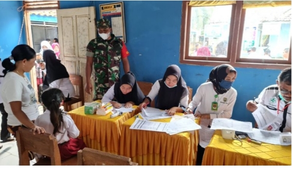 Babinsa Koramil 13/Lubuk Batang Dampingi Vaksinasi Anak Sekolah SDN 141 OKU Tanjung Manggus