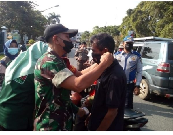 Terapkan PPKM, Babinsa Koramil 13/LB Bersama 3 Pilar dan Bhabinkhatibmas Patroli Bersama