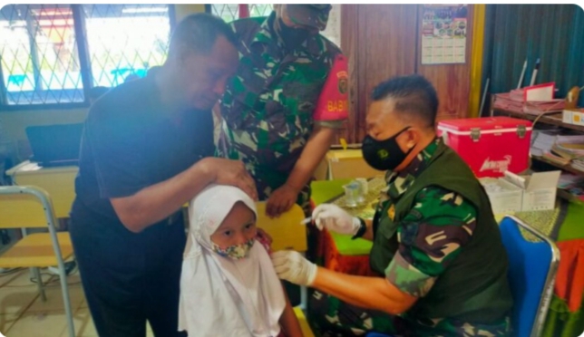 Babinsa Koramil 402-10/Kayuagung, Lakukan Pendampingan Vaksinasi Anak usia 6-11 tahun di SDN 14