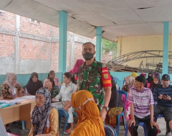 Serma Jaharpudin Babinsa Koramil 10/Banding Agung Pantau Langsung Vaksinasi