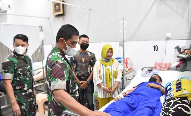 Wujud Peduli ke Anggota, Danrem 044/Gapo Besuk Sertu Hermansyah di RS AK Gani