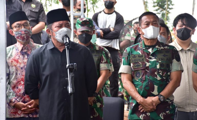 Danrem Ikuti Upacara Pemakaman Almarhum H. Husni Bin Zainal