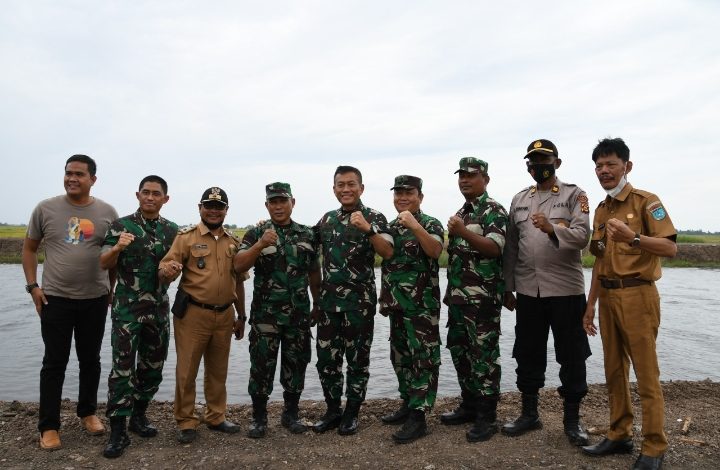 DANREM 044/GAPO DAMPINGI PANGDAM II/SWJ TINJAU LOKASI PEMANFAATAN LAHAN KARHUTLA DI KAB. OKI