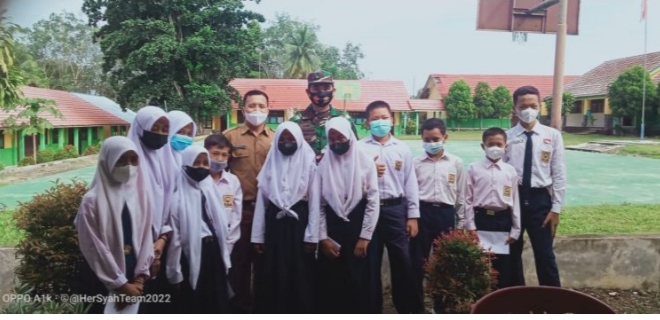 Babinsa Koramil 406-03/MR Monitoring Giat Vaksinasi Kepada Anak Belum divaksin Tahap 1 Tingkat SMP