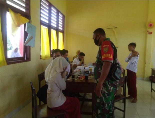 Babinsa Koramil 406-09/Terawas Monitor dan Dampingi Vaksinasi SDN 1 Sukamana