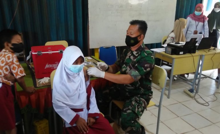 Kodim 0402/0402/OKI Bersama Polkes 02.10.02 Kayuagung mengelar Serbuan Vaksin Anak di SD 14 Kayuagung Kab. OKI Prov Sumsel