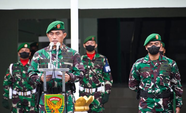 Pimpin Upacara Bendera Bulanan Danrem 044/Gapo Bacakan Amanat Pangdam II/Sriwijaya