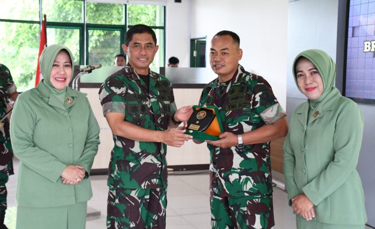 Danrem Menerima Penyerahan Jabatan Kasiops Kasrem 044/Gapo