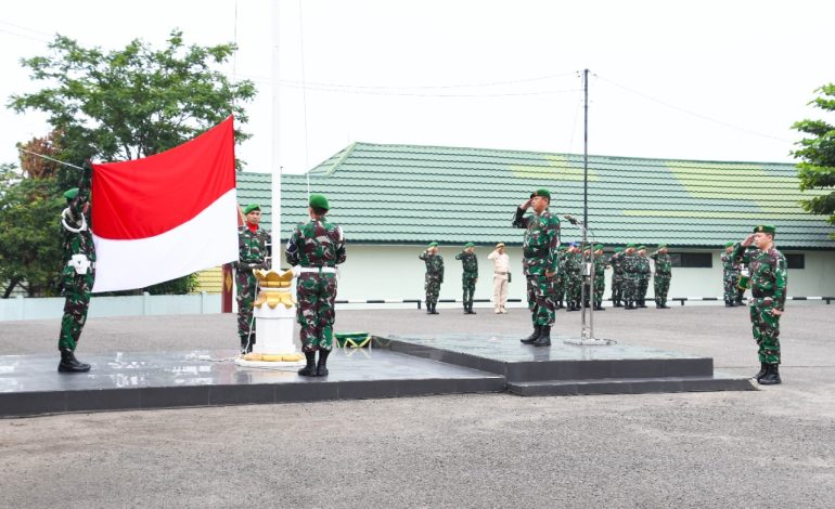 Kepala Seksi Personil Kasrem 044/Gapo Pimpin Upacara Bendera Bulanan