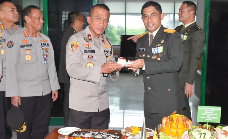 Surprise Kepada Danrem 044/Gapo , Wakapolda Sumsel Beri Nasi Tumpeng Beserta Ucapan Hut TNI Ke – 77