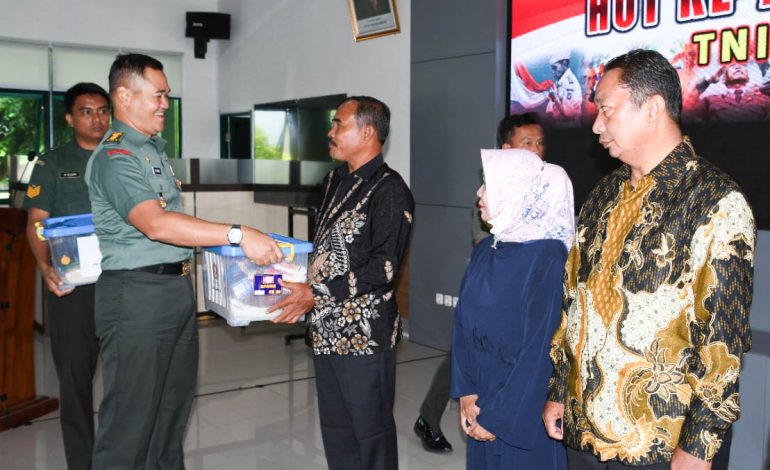 HUT TNI ke-77, Korem 044/Gapo Beri Santunan Purnawirawan dan Warakawuri