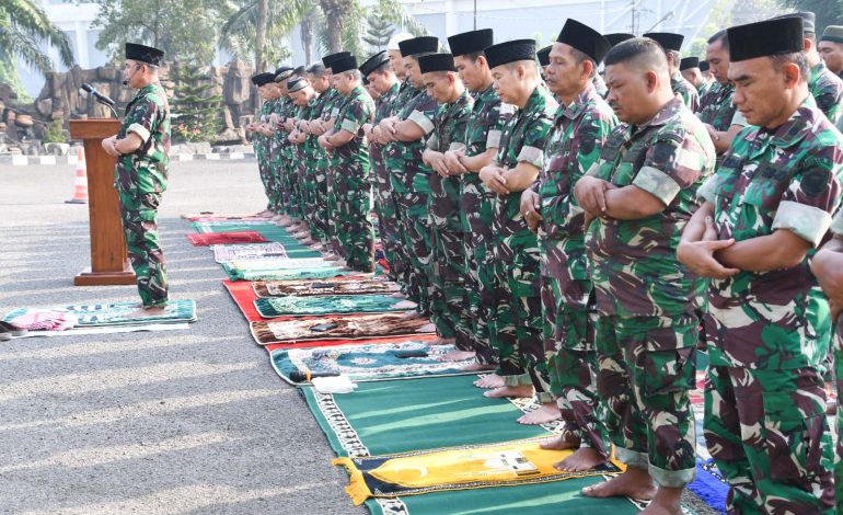 GELAR SHALAT ISTISQA BERJAMAAH WARGA KOREM 044/GAPO BERMUNAJAT MOHON DITURUNKAN HUJAN